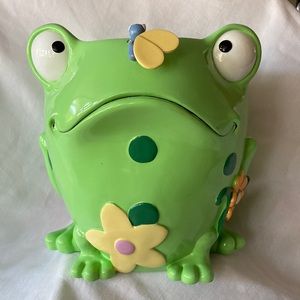 Adorable Do Your Room Frog Wastebasket or Planter